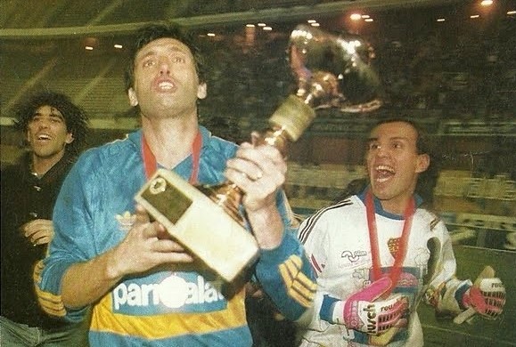 Juan Simón levanta la Copa de Oro para Boca.
