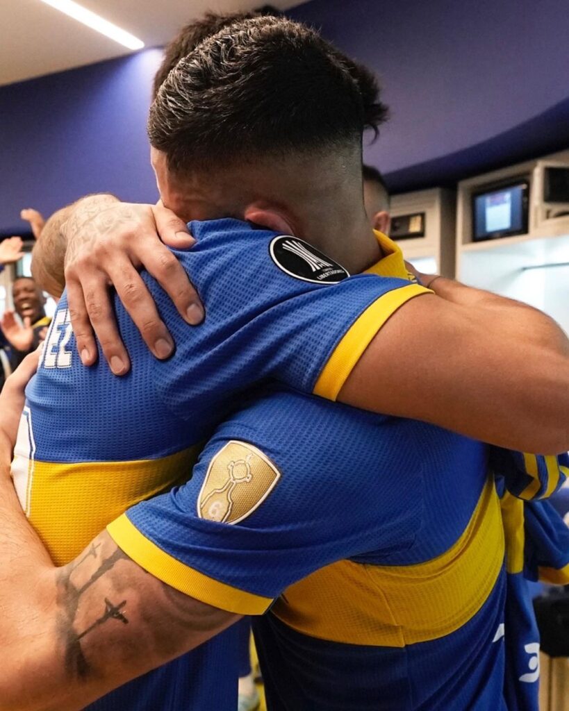 La desconocida relación Almirón-Varela. El 5 de Boca se llevó el cariño de sus compañeros y también una camiseta firmada.