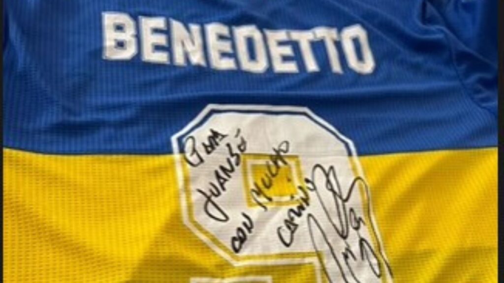 Juanse, el rockstar de Boca que ligó una camiseta firmada por Benedetto