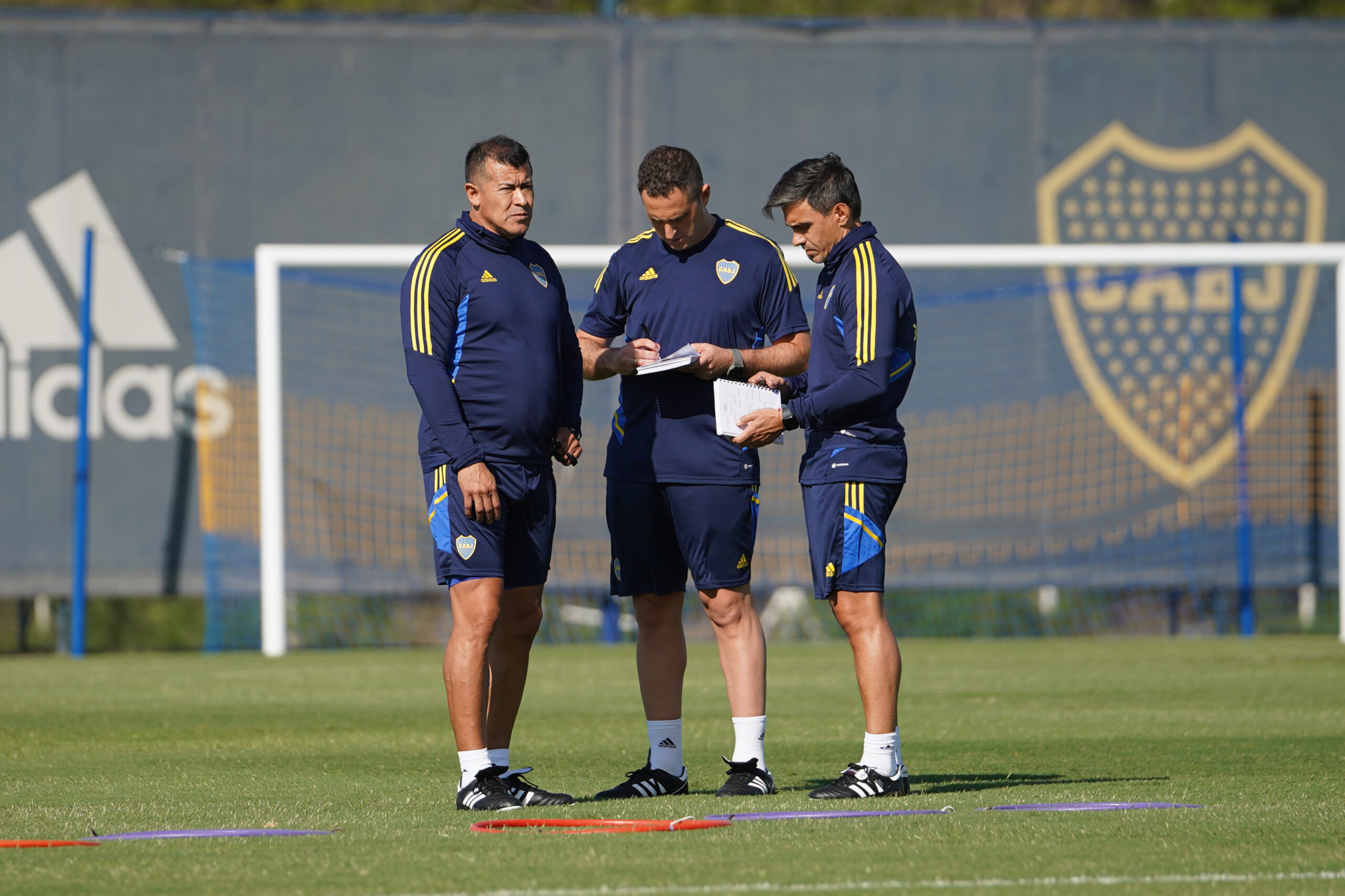 Jorge Almirón y su cuerpo técnico preparan el equipo para recibir a Nacional.