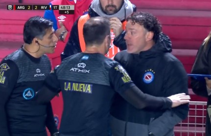 "Que no se te caigan las plumas", dijo Milito a los árbitros en Argentinos-River.