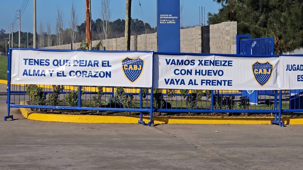 Banderas en apoyo a jugadores y cuerpo técnico en Boca Predio