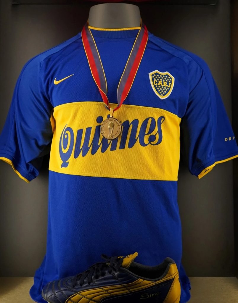 Figo donó a un museo la camiseta que cambió con Riquelme en la Intercontinental del 2000 2