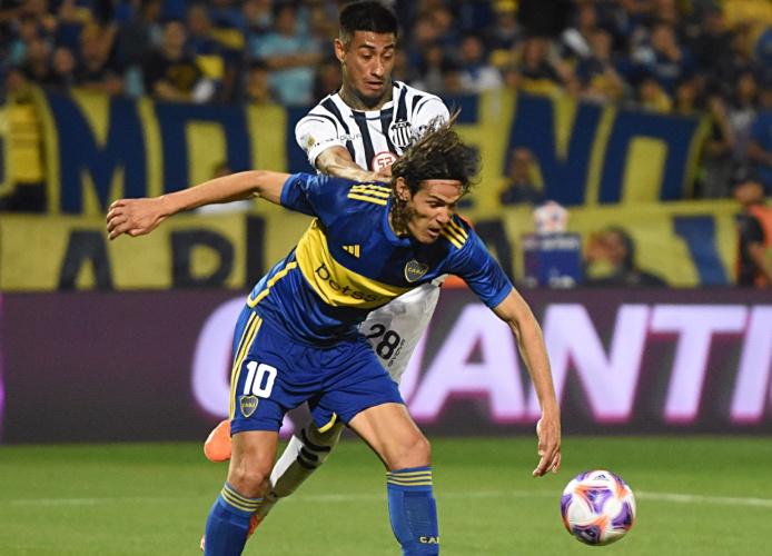 El tercer penal fue el vencido: el gol de Cavani en Boca vs Talleres