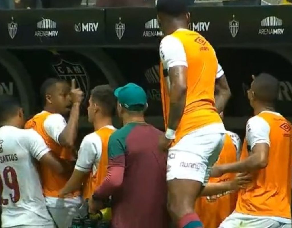 Video: la pelea de dos jugadores de Fluminense en el banco de suplentes