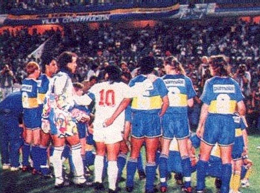 El día que Maradona se cambió de equipo y jugó un tiempo para Boca