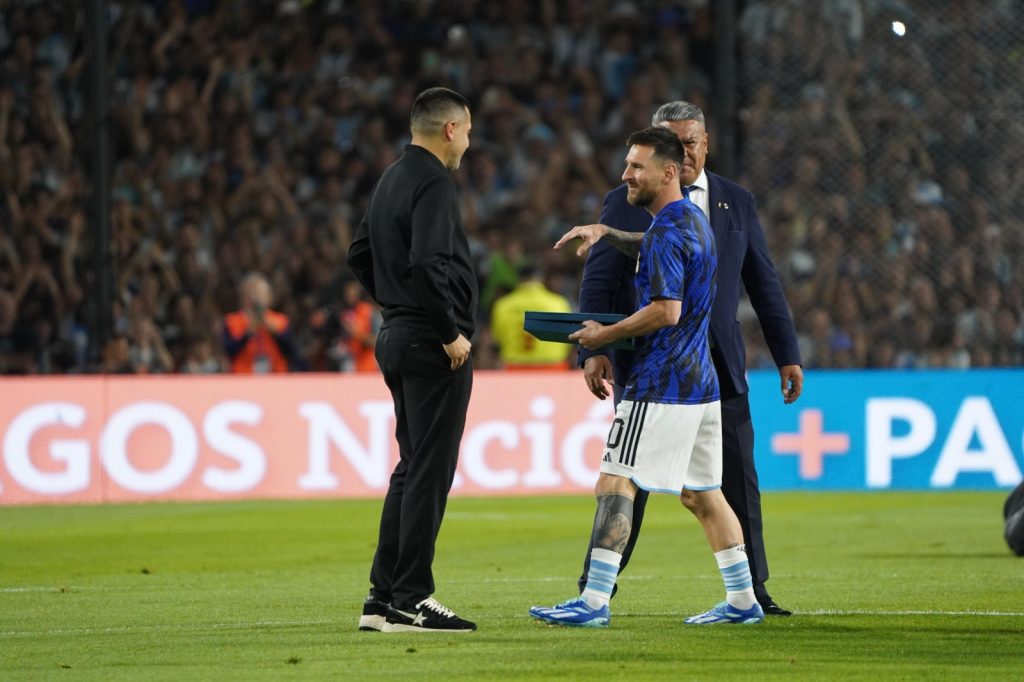 Riquelme entregó placas a Messi y a Dibu Martínez en el partido de la Selección en la Bombonera