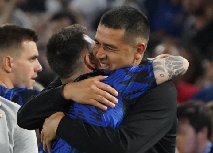 Riquelme entregó placas a Messi y a Dibu Martínez en el partido de la Selección en la Bombonera