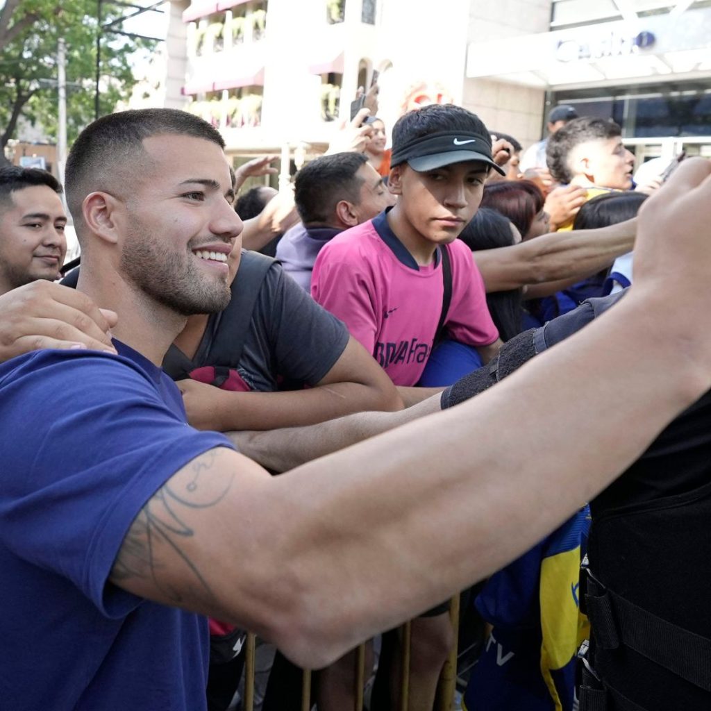 La llegada de Boca a Mendoza: con Riquelme a la cabeza y en medio de una multitud