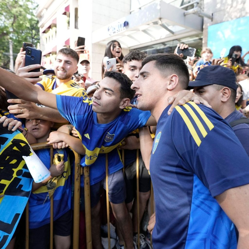 La llegada de Boca a Mendoza: con Riquelme a la cabeza y en medio de una multitud