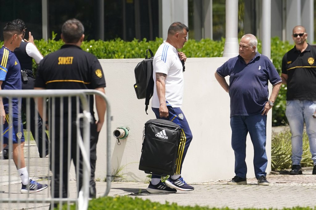 Un ayudante de Almirón rompió el silencio tras la renuncia como técnico de Boca
