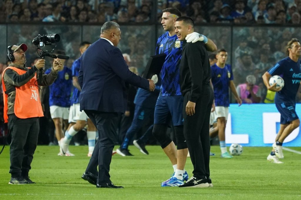 Riquelme entregó placas a Messi y a Dibu Martínez en el partido de la Selección en la Bombonera