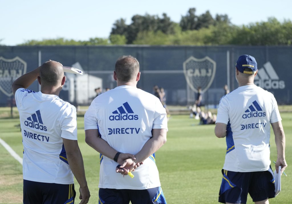 Diego Martínez llega a Boca con la escoba y corren a un histórico del staff del predio