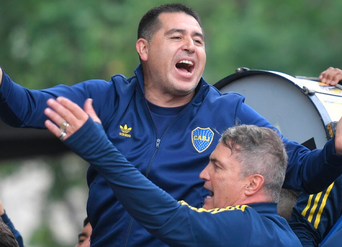 Una previa con mucho color: banderazo de los hinchas de Boca y Riquelme presente en el Monumental