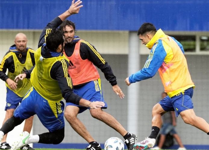 Martínez, en modo jugador: por qué el DT de Boca participó de un partido de fútbol en el entrenamiento