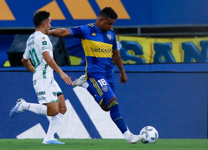 Los tres titulares de Boca que fueron silbados en el partido con Sarmiento