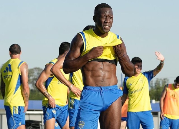 Video: el gran elogio del cuerpo técnico a Advíncula durante la práctica de Boca