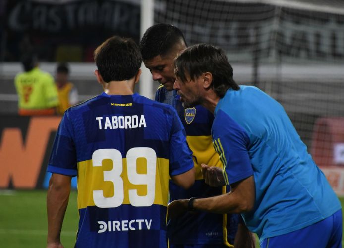 El uno x uno de Martínez con sus jugadores tras la victoria de Boca