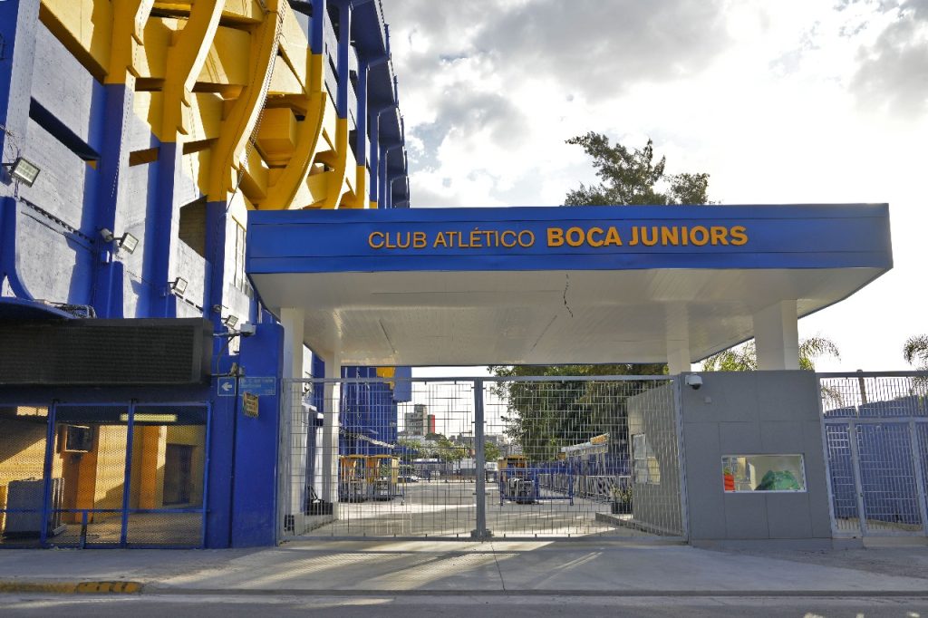 El grave problema que Boca busca solucionar en la popular de la Bombonera: atan a los nenes al alambrado