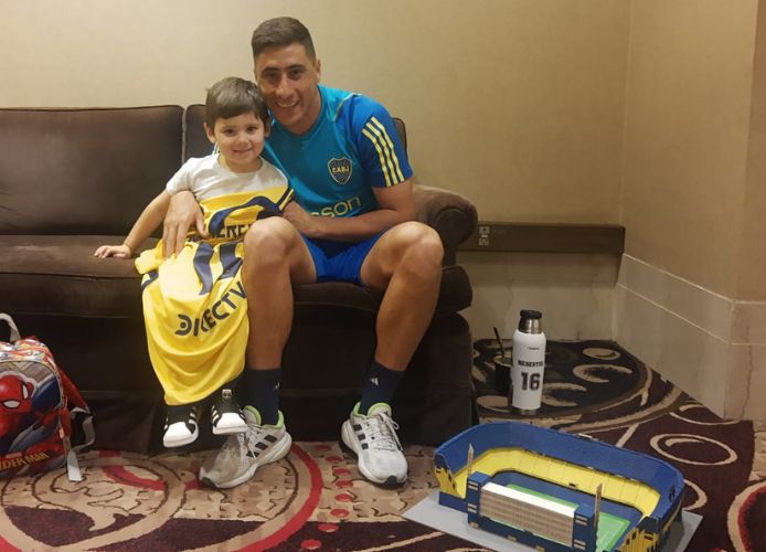 Merentiel al hincha de Boca que le regaló una maqueta de la Bombonera antes de la Sudamericana: "Me tengo mucha fe"