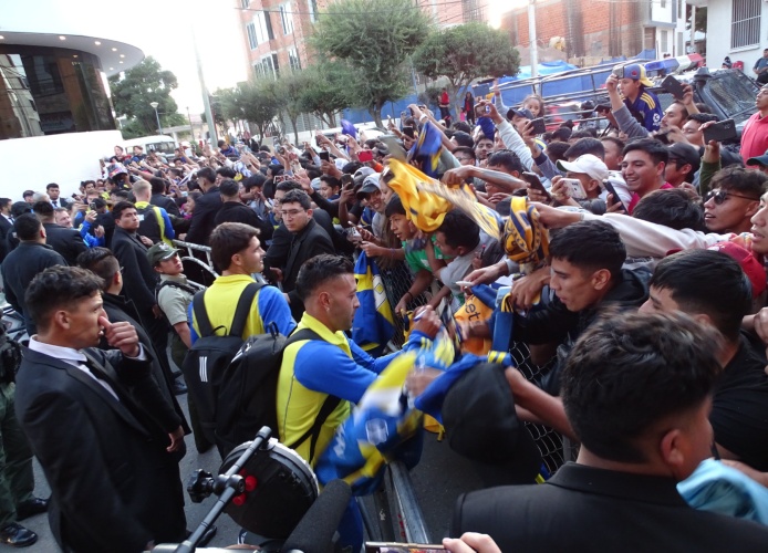 "Vos sos de la B", el grito de los hinchas de Boca a River en la llegada a Sucre para la Sudamericana